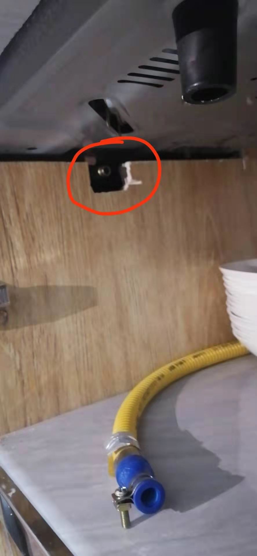 危險！櫥(chú)櫃雜物太多(duo)導緻金屬軟(ruǎn)管擠壓脫落(luo)，自閉閥救了(le)一命！